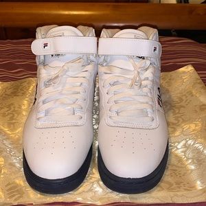 Excellent condition men white/red/blue FILA Vulc-13 size 11.
